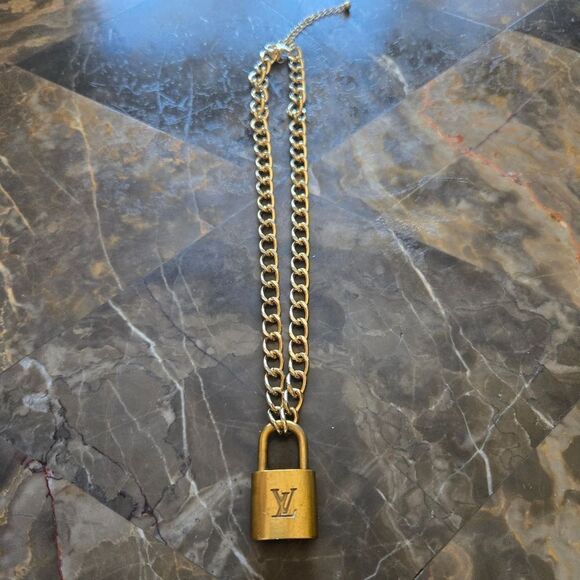 🐢 Louis Vuitton Lock on Chain Necklace - Picture 3 of 6
